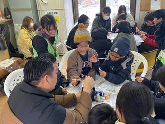 ��c���ɏW�܂�l�X

�����I�ɐ������ꂽ����