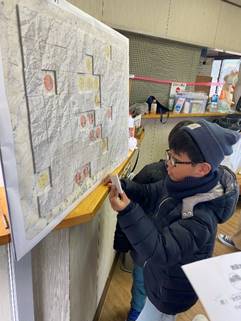 �l, �j, �e�[�u��, �� ���܂܂�Ă���摜

�����I�ɐ������ꂽ����