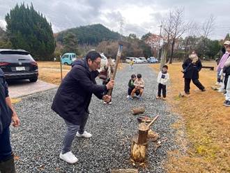 ���O, �l, �q��, �� ���܂܂�Ă���摜

�����I�ɐ������ꂽ����