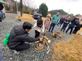 ���̏�ɍ����Ă���q������

�Ⴂ���x�Ŏ����I�ɐ������ꂽ����