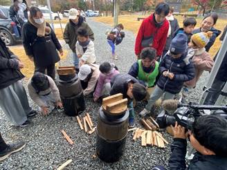 �l, ���O, ���O, �O���[�v ���܂܂�Ă���摜

�����I�ɐ������ꂽ����