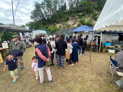 �e���g�̉��ɂ���l����

�����I�ɐ������ꂽ����