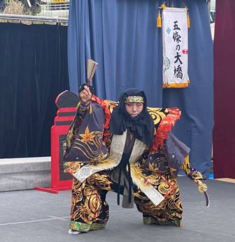 �����̑O�ɗ����Ă��鏗��

�����x�̐��x�Ŏ����I�ɐ������ꂽ����