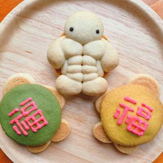 �ؐ��e�[�u���̏�ɒu���ꂽ�H�ו�

�Ⴂ���x�Ŏ����I�ɐ������ꂽ����