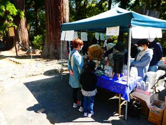 ���O�̃e�[�u���ŐH�������Ă���l����

�����x�̐��x�Ŏ����I�ɐ������ꂽ����