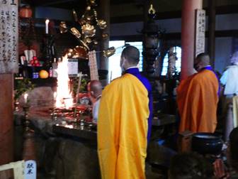 �X�̑O�ɗ����Ă���j��

�Ⴂ���x�Ŏ����I�ɐ������ꂽ����