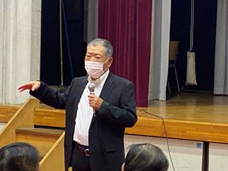 �l, ����, �e�[�u��, �j ���܂܂�Ă���摜

�����I�ɐ������ꂽ����