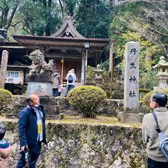 ���O, �l, ����, �j ���܂܂�Ă���摜

�����I�ɐ������ꂽ����