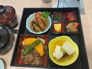 �g���C�̏�ɂ��鐔��ނ̐H��

�����I�ɐ������ꂽ����