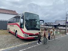 ���ԏ�ɒ�܂��Ă���o�X

�����I�ɐ������ꂽ����