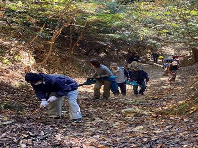森の中でジャンプしている人
自動的に生成された説明