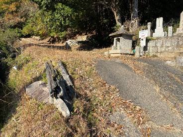 屋外, 草, 泥, 道 が含まれている画像
自動的に生成された説明