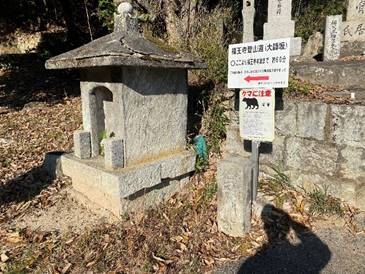 屋外, 草, 建物, 座る が含まれている画像
自動的に生成された説明