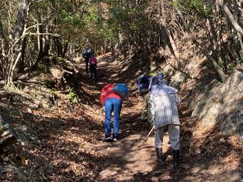 森の中でバイクにまたがっている男性
中程度の精度で自動的に生成された説明