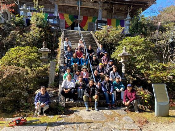 屋外, 人, 草, 民衆 が含まれている画像
自動的に生成された説明