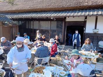 レストランで食事をしている人達
中程度の精度で自動的に生成された説明