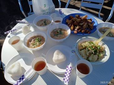 テーブルの上にあるいろんな料理
自動的に生成された説明