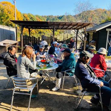 フェンスの前に座っている人たち
中程度の精度で自動的に生成された説明