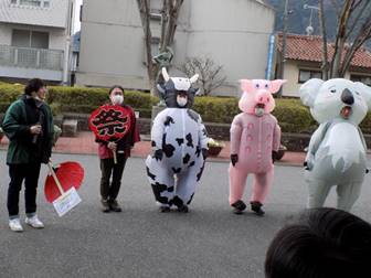 �����̑O�ɗ����Ă���q������

�����x�̐��x�Ŏ����I�ɐ������ꂽ����