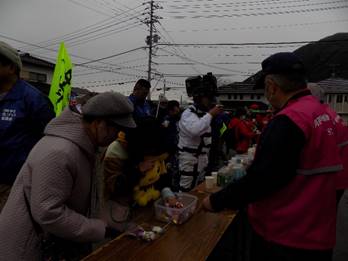 �l, ����, �O���[�v, �e�[�u�� ���܂܂�Ă���摜

�����I�ɐ������ꂽ����