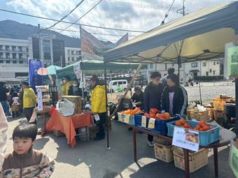 �l, ���O, ����, �q�� ���܂܂�Ă���摜

�����I�ɐ������ꂽ����