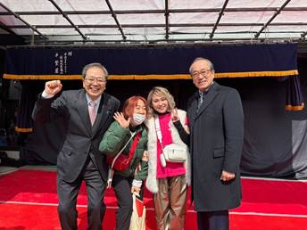 �l, ���O, ����, �O���[�v ���܂܂�Ă���摜

�����I�ɐ������ꂽ����