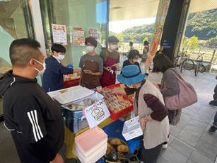 �e�[�u���̎���ɏW�܂��Ă���l�B

�Ⴂ���x�Ŏ����I�ɐ������ꂽ����