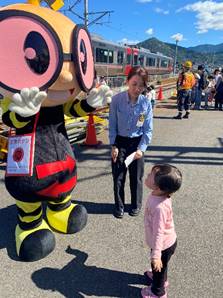 �l, ���O, �j, �q�� ���܂܂�Ă���摜

�����I�ɐ������ꂽ����