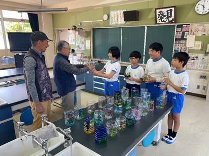 ����, �l, ����, �e�[�u�� ���܂܂�Ă���摜

�����I�ɐ������ꂽ����