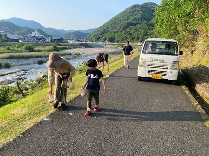 �R�̒��̓��H�𑖂�q������

�����x�̐��x�Ŏ����I�ɐ������ꂽ����