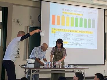 �e�[�u���̏�ɍ����Ă���j������

�Ⴂ���x�Ŏ����I�ɐ������ꂽ����