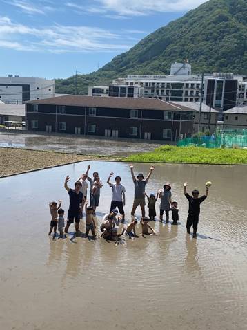 ����, ����, ��, �� ���܂܂�Ă���摜

�����I�ɐ������ꂽ����