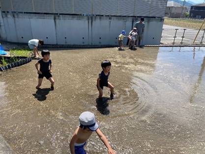 ���O, ����, �j, �q�� ���܂܂�Ă���摜

�����I�ɐ������ꂽ����