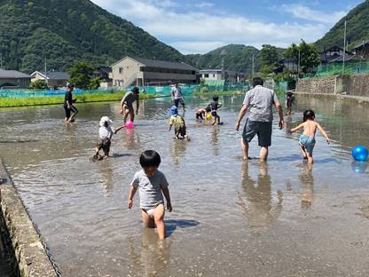 ���O, �R, ��, ���O ���܂܂�Ă���摜

�����I�ɐ������ꂽ����