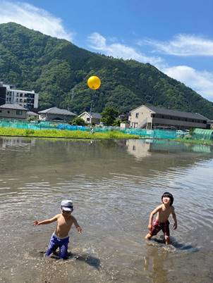 ���O, �X�C�~���O, ��, �R ���܂܂�Ă���摜

�����I�ɐ������ꂽ����