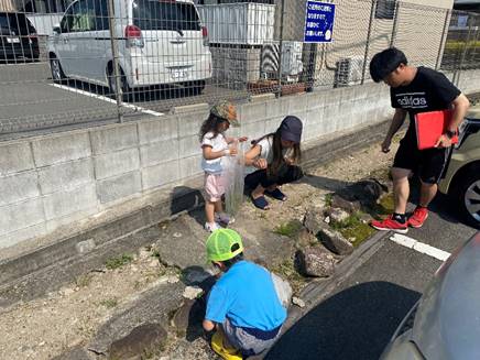 ���O, �l, ����, �q�� ���܂܂�Ă���摜

�����I�ɐ������ꂽ����