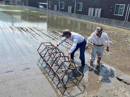 ���O, �j, ��, ��� ���܂܂�Ă���摜

�����I�ɐ������ꂽ����