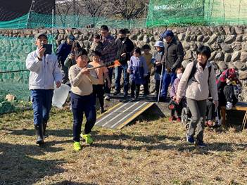 ���̏�ɕ��񂾐l�X

�����I�ɐ������ꂽ����