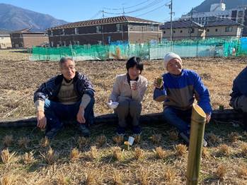 ���O, ��, �l, �q�� ���܂܂�Ă���摜

�����I�ɐ������ꂽ����