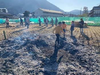 ���O, �R, ���O, �O���[�v ���܂܂�Ă���摜

�����I�ɐ������ꂽ����