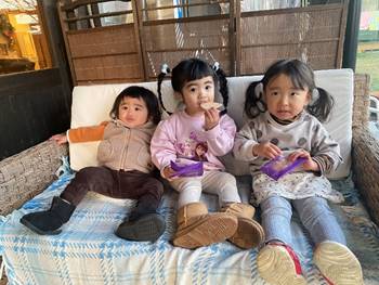 �Ԃ���������Ă��鏗�̎q

�����x�̐��x�Ŏ����I�ɐ������ꂽ����