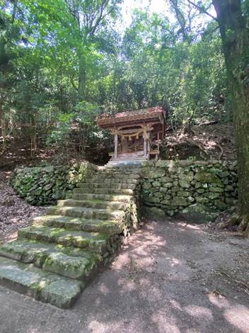 ����, ��, �x���`, ���� ���܂܂�Ă���摜

�����I�ɐ������ꂽ����